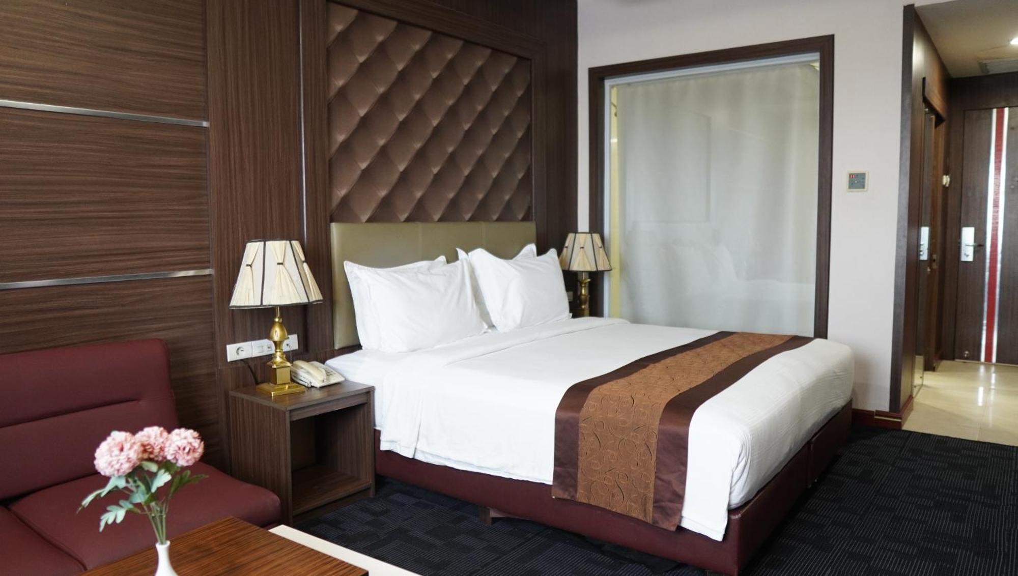 New Hollywood Hotel بيكانبارو المظهر الخارجي الصورة